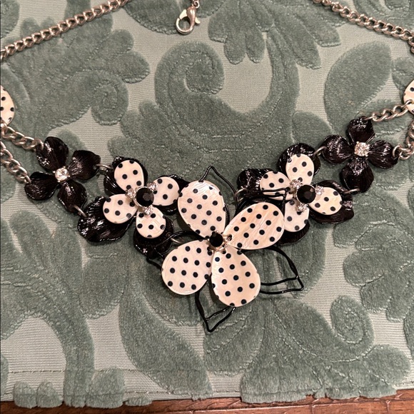 Elegant Black and White Floral Jewelry Set - Picture 4 of 4